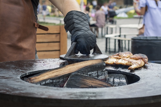 The-Best-BBQ-Gloves-01 Man using bbq gloves